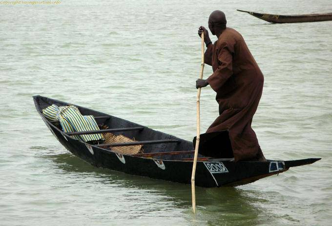 Entre Mopti et Tombouctou Pinasse Piroguier Mali