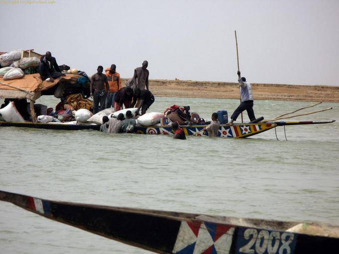 Entre Mopti et Tombouctou Pinasse Rechargement Mali