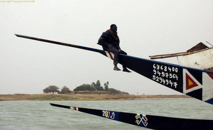 Entre Mopti et Tombouctou Pinasse Repos Mali