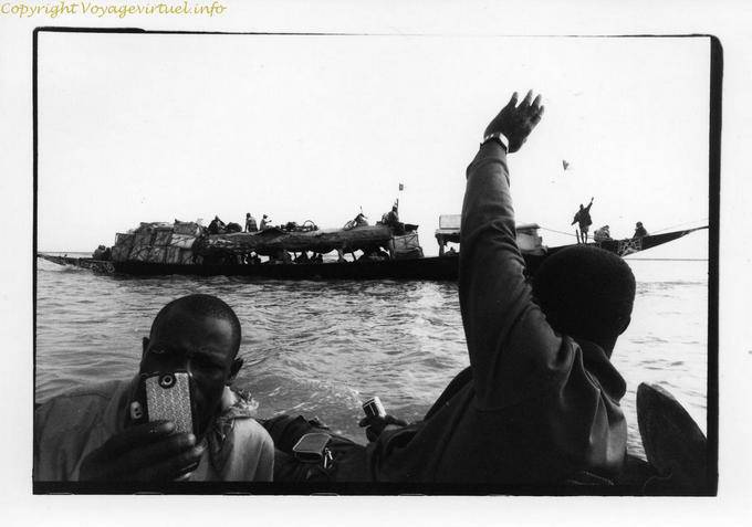 Entre Mopti et Tombouctou Pinasse Salut Mali