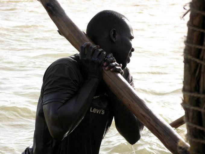 Entre Mopti et Tombouctou Pinasse Soulevee Mali