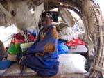 Jolie malienne installée dans la pinasse, Mali.