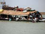 Surchargement de pinasse entre Mopti et Tombouctou, Mali.