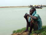 Le repos du pinassier sur la rive du Niger, entre Mopti et Tombouctou, Mali.