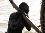 Effort pour soulever la pinasse ensablée, entre Mopti et Tombouctou, Mali.