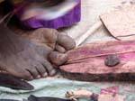 Sarro, les pieds d'un artisan, Mali.