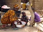 Sarro, la famille en cuisine, Mali.