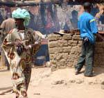Sarro, passage au Souk, Mali.