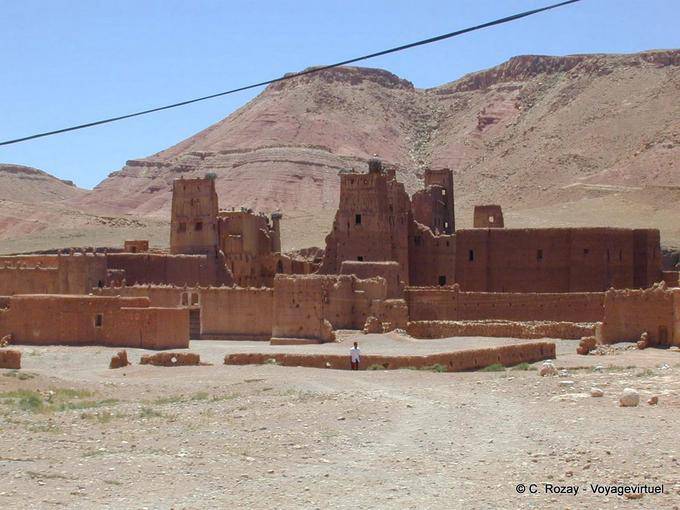 A non-renovated kasbah between Tamgart (Tamdakhte) and Wawesmant - Morocco