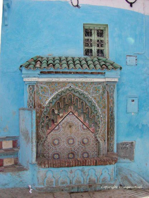 Fontaine and colors in the Medina of Chefchaouen - Morocco
