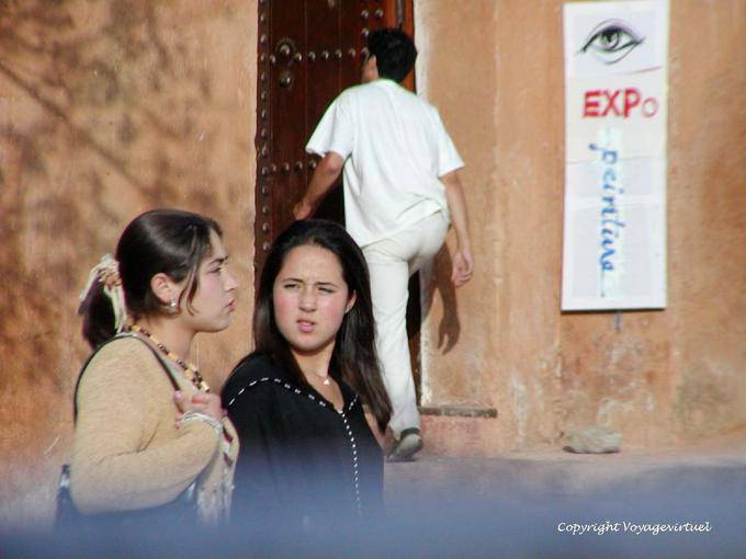 Young women in front of the gallery Saida al-Hurra, Chefchaouen - Morocco