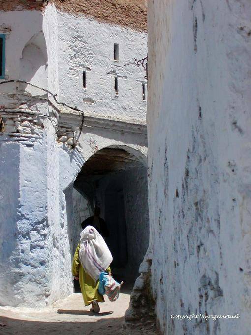 Women in traditional dress back view, Chefchaouen - Morocco