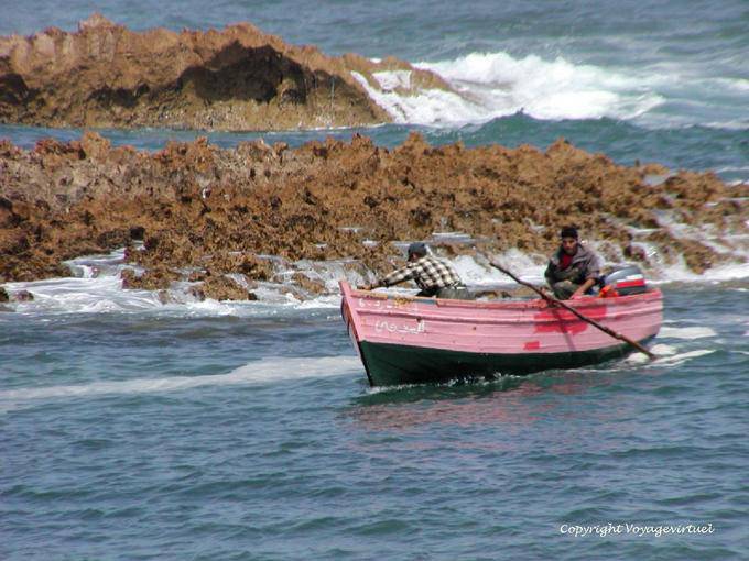You have to push with your feet to avoid protruding rocks, back to fishermen, Oualidia - Morocco