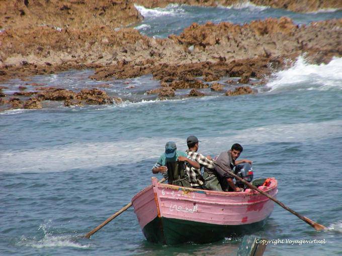 Reinforcement after the pass, oars and rocks, danger Oualidia - Morocco