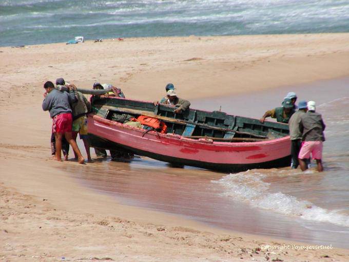 Twelve men out of the boat water, Oualidia - Morocco