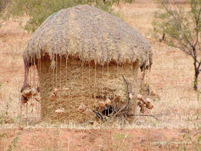 Suspensions stones to hold the pile of typical hay Talassemtane, Rif - Morocco