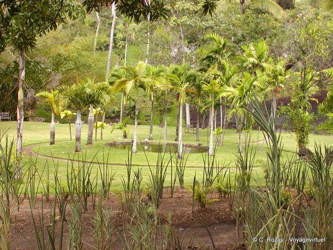 In the center of the garden, water jet 1743 Habitation Anse Latouche - Martinique