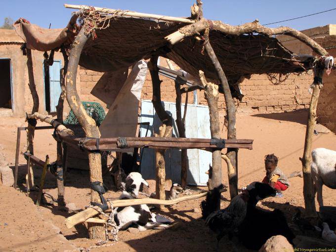 The girl near the fence, Boutilimit, Mauritania