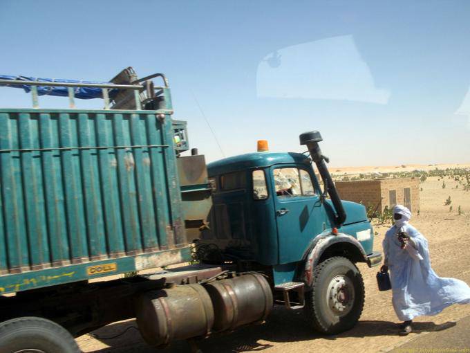 Boubou and truck Route Boutilimit to Boghé, Mauritania