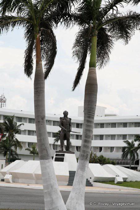 Statue between palms, Avenida Adolfo Cortines Campeche - Mexico