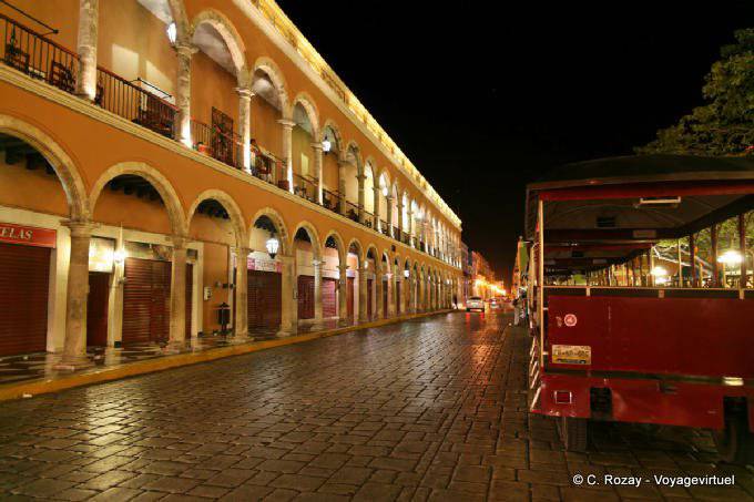 Arcades, Calle del Comercio, Campeche by night - Mexico