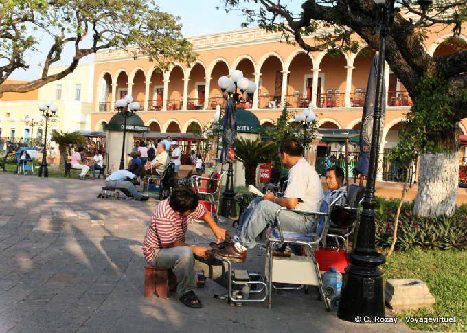 Shoeshine, Plaza de la Independencia, Campeche - Mexico
