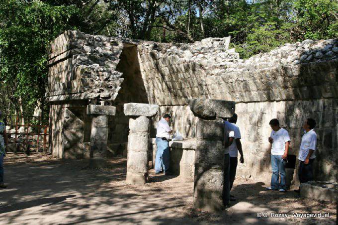 Waiting in the shade of the ruins, Chichen Itza - Mexico