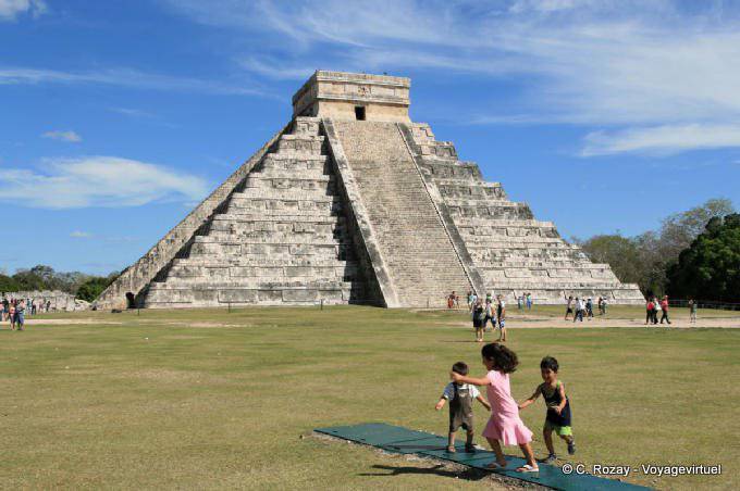 Games to El Castillo Pyramid Kukulcan, Chichen Itza - Mexico