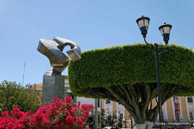 Tree cut and sculpture, Zócalo Comitan de Dominguez, Chiapas - Mexico