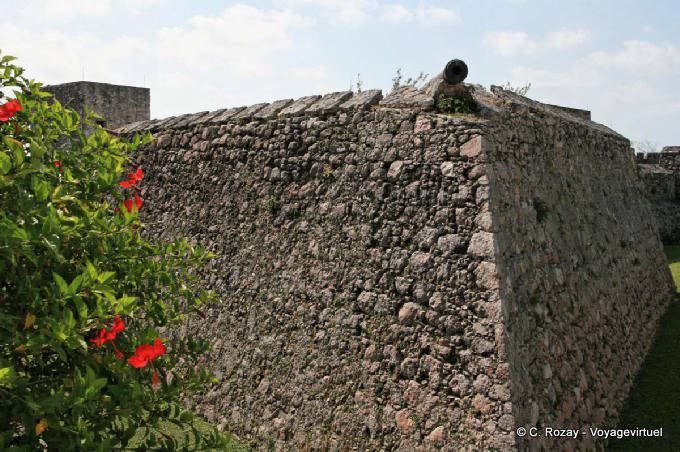 Angle of the wall of the Fort of San Felipe, Laguna Bacalar - Mexico