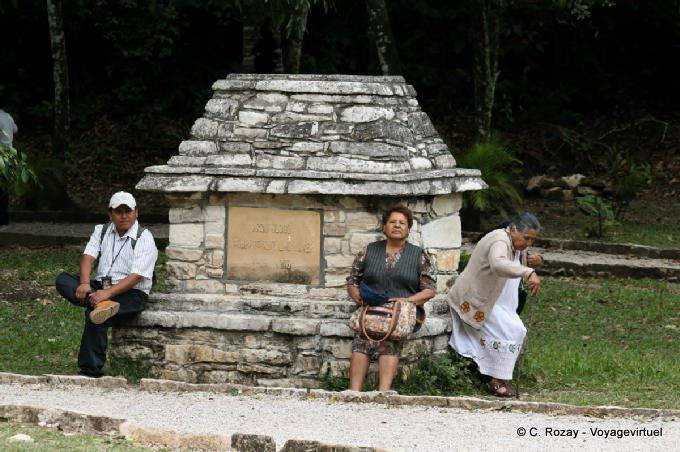 Rest during the visit, Palenque - Mexico