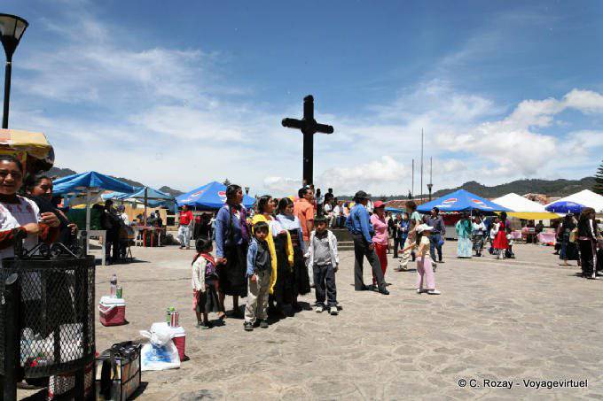 Cross the center of the Plaza de la Paz, San Cristobal de Las Casas - Mexico