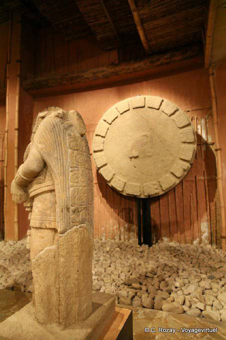 Disc and rear view statue, museum Tonina - Mexico