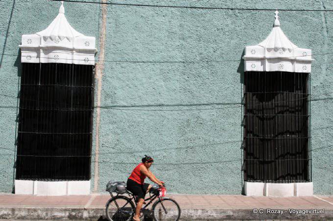 Passing a cyclist, Calle 42, Valladolid - Mexico