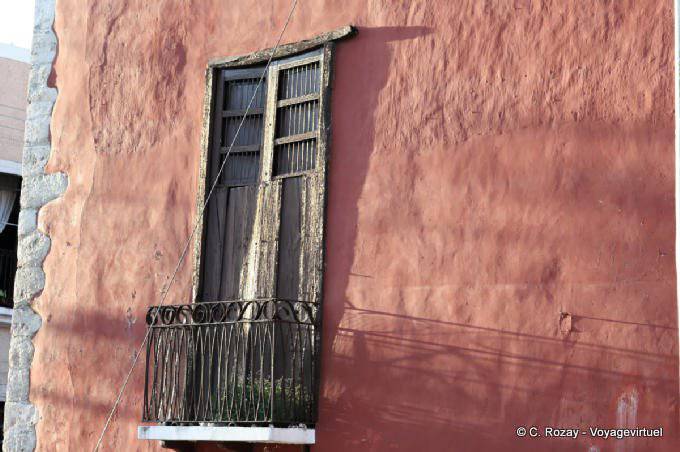 Light and shadow on a wall, Valladolid - Mexico
