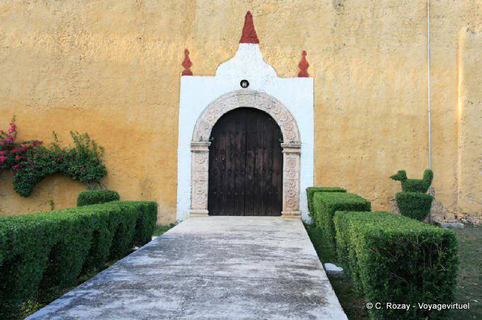 Portal to the side, Templo San Juan de Dios, Valladolid - Mexico