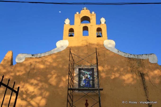 The bell tower and the moon, Templo San Juan de Dios, Valladolid - Mexico
