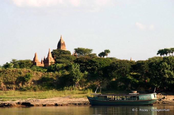 Green boat on the Ayeryawadi, Bagan - Myanmar (Burma)