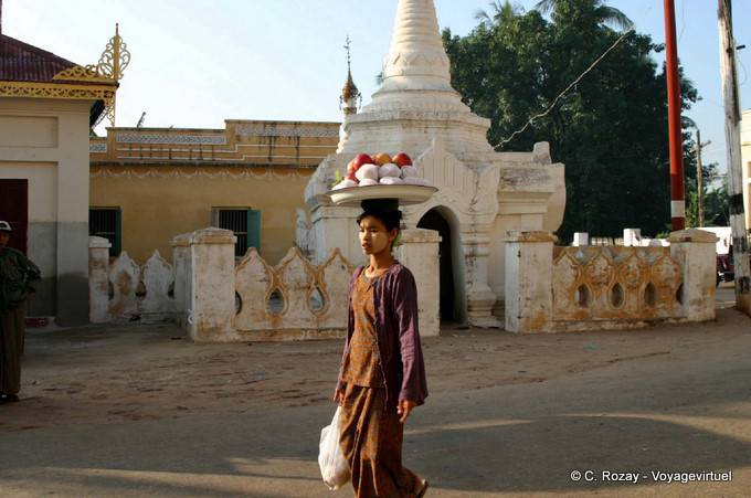 Burmese with apple tray on her head, Bagan - Myanmar (Burma)