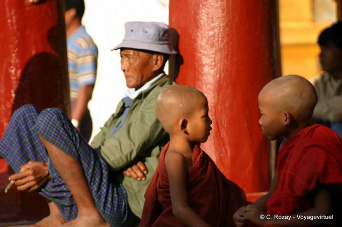 Face-to-face novices, Shwezigon Temple Bagan - Myanmar (Burma)