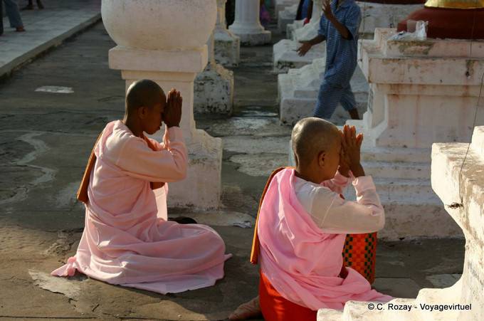 Praying nuns Shwezigon Pagoda, Bagan - Myanmar (Burma)