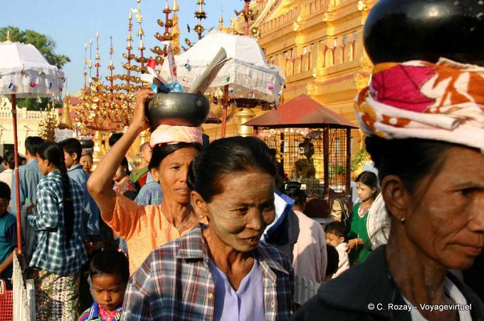 The port offerings, Shwezigon Pagoda, Bagan - Myanmar (Burma)