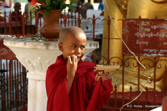 The little monk with a gun, Shwe Zi Gon, Bagan - Myanmar (Burma)