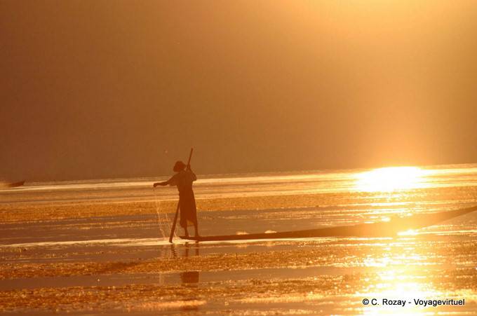 Intha in the light of sunset, Inle Lake - Myanmar (Burma)