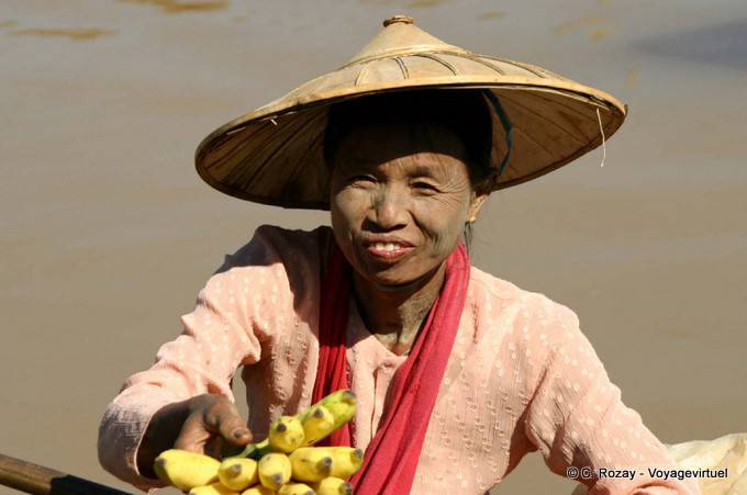 Merchant bananas Yaeo Ma, Inle Lake - Myanmar (Burma)