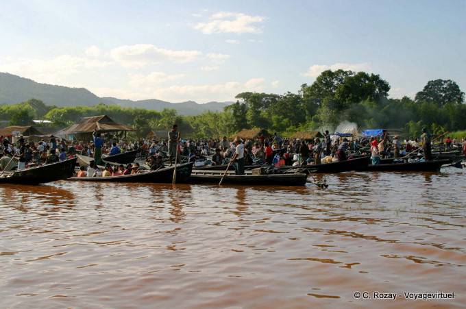 The start of the market, the crowds on the shore of Lake Inle - Myanmar (Burma)