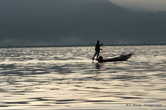 In the gray of evening falls, Inle Lake - Myanmar (Burma)