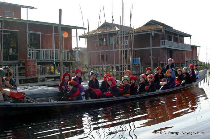 Transport Pao girls in traditional dress, Inle Lake - Myanmar (Burma)