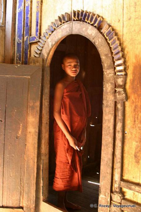 Young monk in the doorway, Shwe Yan Pyay monastery, Inle Lake - Myanmar (Burma)