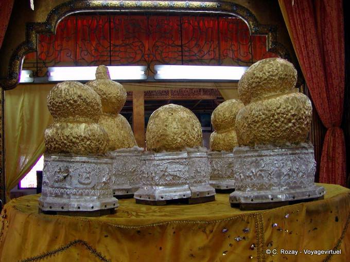 Five small statues of Buddha, Daw U Pagoda Phaung Kyaung, Inle Lake - Myanmar (Burma)
